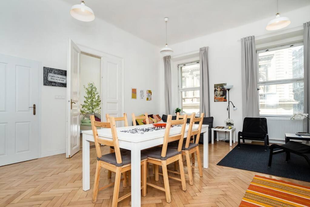 Bright, Spacious Apartment In The Historic Centre براغ المظهر الخارجي الصورة