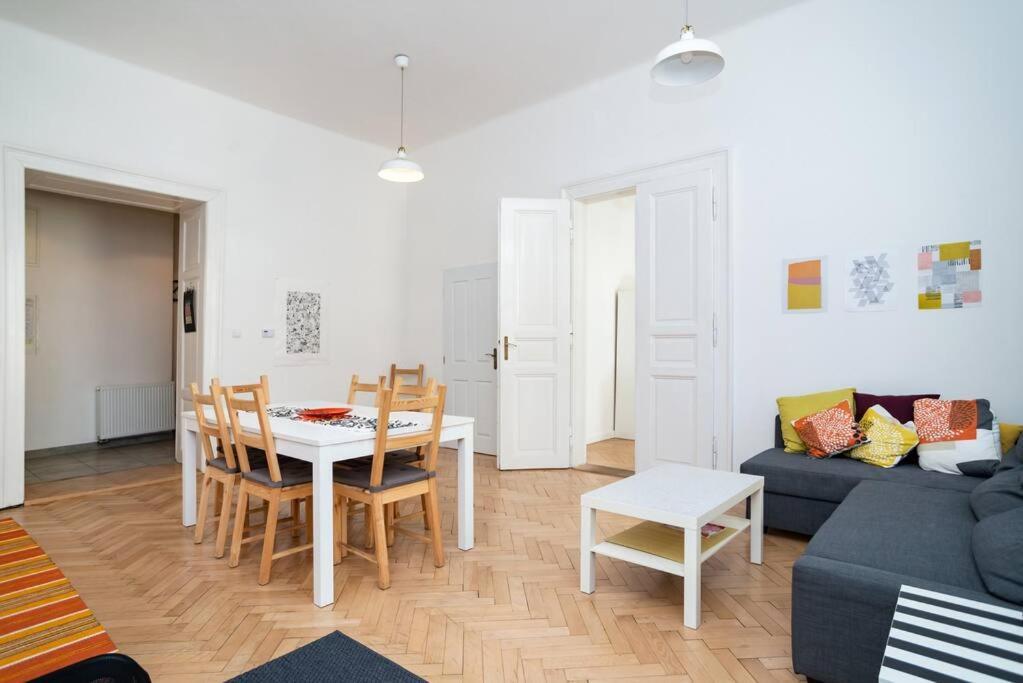 Bright, Spacious Apartment In The Historic Centre براغ المظهر الخارجي الصورة